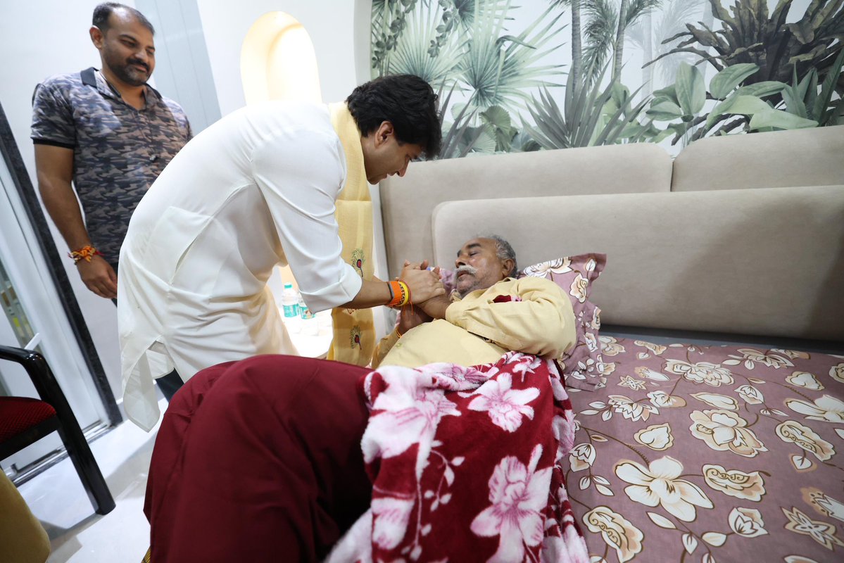 Office Of JM Scindia (@officejmscindia) on Twitter photo शिवपुरी प्रवास के दौरान आज, केंद्रीय मंत्री श्री <a href="/JM_Scindia/">Jyotiraditya M. Scindia</a> जी ने कोलारस जनपद अध्यक्ष श्री भरत सिंह चौहान जी के निवास पर पहुंचकर उनसे भेंट की और उनके शीघ्र स्वस्थ होने की कामना की। शिवपुरी प्रवास के दौरान आज, केंद्रीय मंत्री श्री <a href="/JM_Scindia/">Jyotiraditya M. Scindia</a> जी ने कोलारस जनपद अध्यक्ष श्री भरत सिंह चौहान जी के निवास पर पहुंचकर उनसे भेंट की और उनके शीघ्र स्वस्थ होने की कामना की।