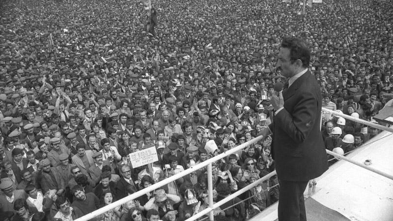 MehmetPerincek's tweet image. Popülizmin anlamları – 1: “Halkçı Ecevit” yerine “Popülist Ecevit” diyebilir misin?

Kıtalararası

“Popülizm” kelimesi ya da kavramı, neredeyse günlük yaşamımıza girdi. Siyaset alanında ortaya çıkan kavramın gazete okuduğumuz, televizyon izlediğimiz bir günde karşımıza çıkmaması…