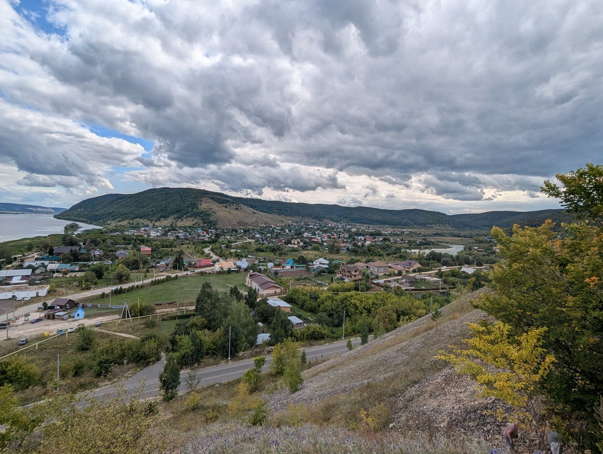 Я залез на эту чёртову гору ради этого чёртового вида!
И моё тело говорит, что завтра мы не встанем вообще