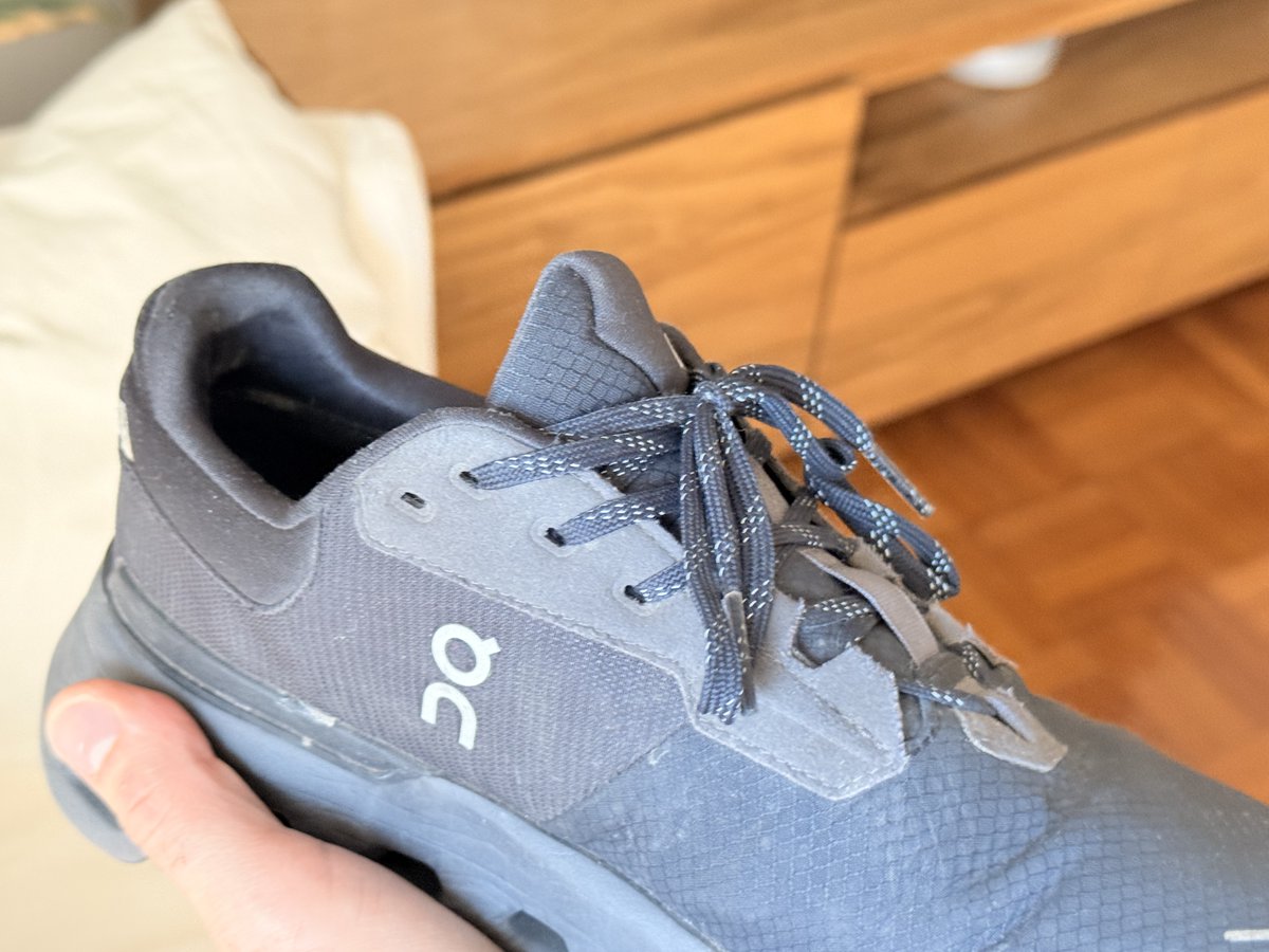 NikkoDiez's tweet photo. Even within the same pair: the left shoe from @on_running is flawless, while the right one failed quickly. This shows a clear manufacturing defect. Still waiting for a response. https://t.co/GRB7M2C2Kt