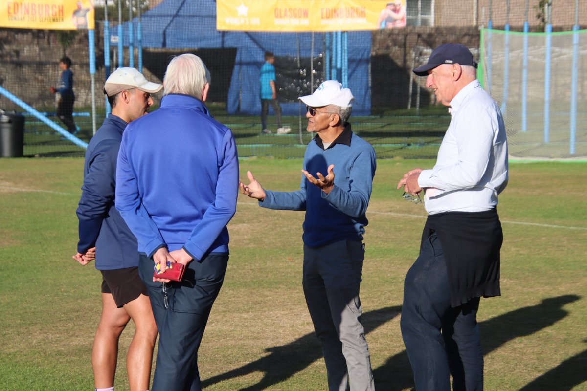 𝗔 𝗽𝗿𝗲𝘀𝗶𝗱𝗲𝗻𝘁𝗶𝗮𝗹 𝘃𝗶𝘀𝗶𝘁 𝘁𝗼 𝗚𝗟 👋

It was great to have former South African and Scottish international, and current president of <a href="/CricketScotland/">Cricket Scotland</a>, Omar Henry, down at junior training at Grange Loan last night 🏴󠁧󠁢󠁳󠁣󠁴󠁿

🏹#Arrows | #ArrowsArmy