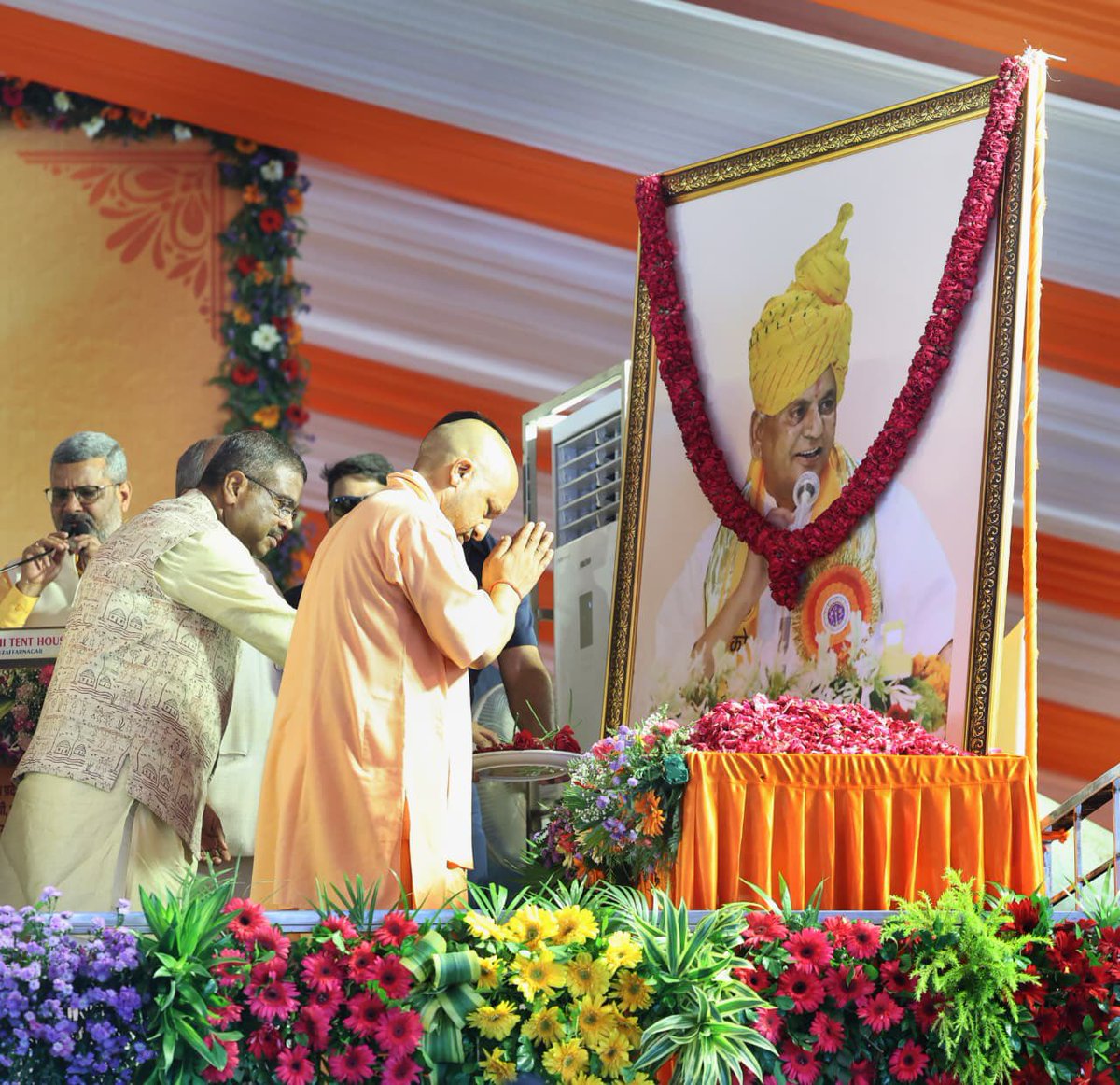 GauravDiwas's tweet photo. हिंदू गौरव दिवस कोई उत्सव नहीं, यह हमारी आस्था, आत्मा और आत्मगौरव का उद्घोष है।

यह दिवस श्रद्धेय स्वर्गीय कल्याण सिंह 'बाबूजी' के आदर्शों का स्मरण कर उन्हें जीवन में उतारने का संकल्प लेने का पावन अवसर है। https://t.co/ytuVO7MNuJ