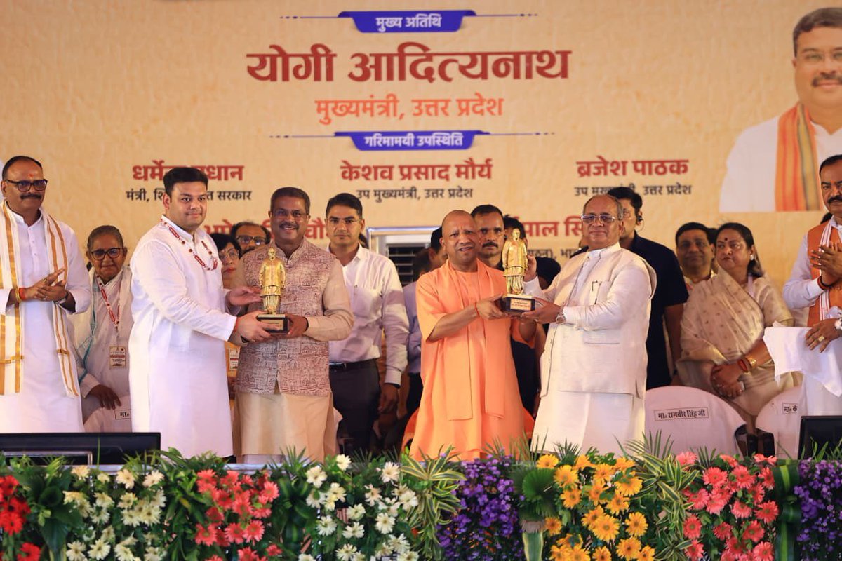 GauravDiwas's tweet photo. हिंदू गौरव दिवस कोई उत्सव नहीं, यह हमारी आस्था, आत्मा और आत्मगौरव का उद्घोष है।

यह दिवस श्रद्धेय स्वर्गीय कल्याण सिंह 'बाबूजी' के आदर्शों का स्मरण कर उन्हें जीवन में उतारने का संकल्प लेने का पावन अवसर है। https://t.co/ytuVO7MNuJ