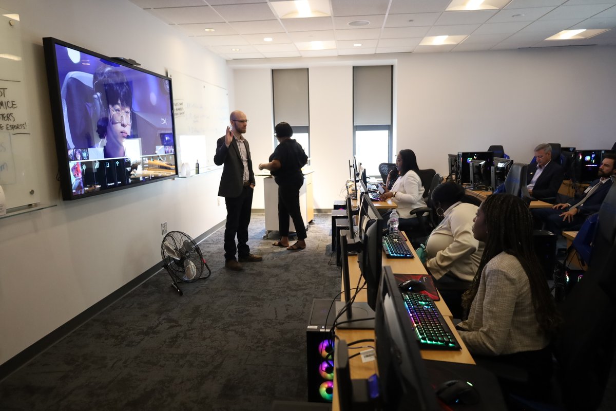 Last Friday, congressional staff visited CMII to see firsthand the cutting-edge resources available to our students. Huge thanks to GSU Government and Community Affairs for coordinating the tour.