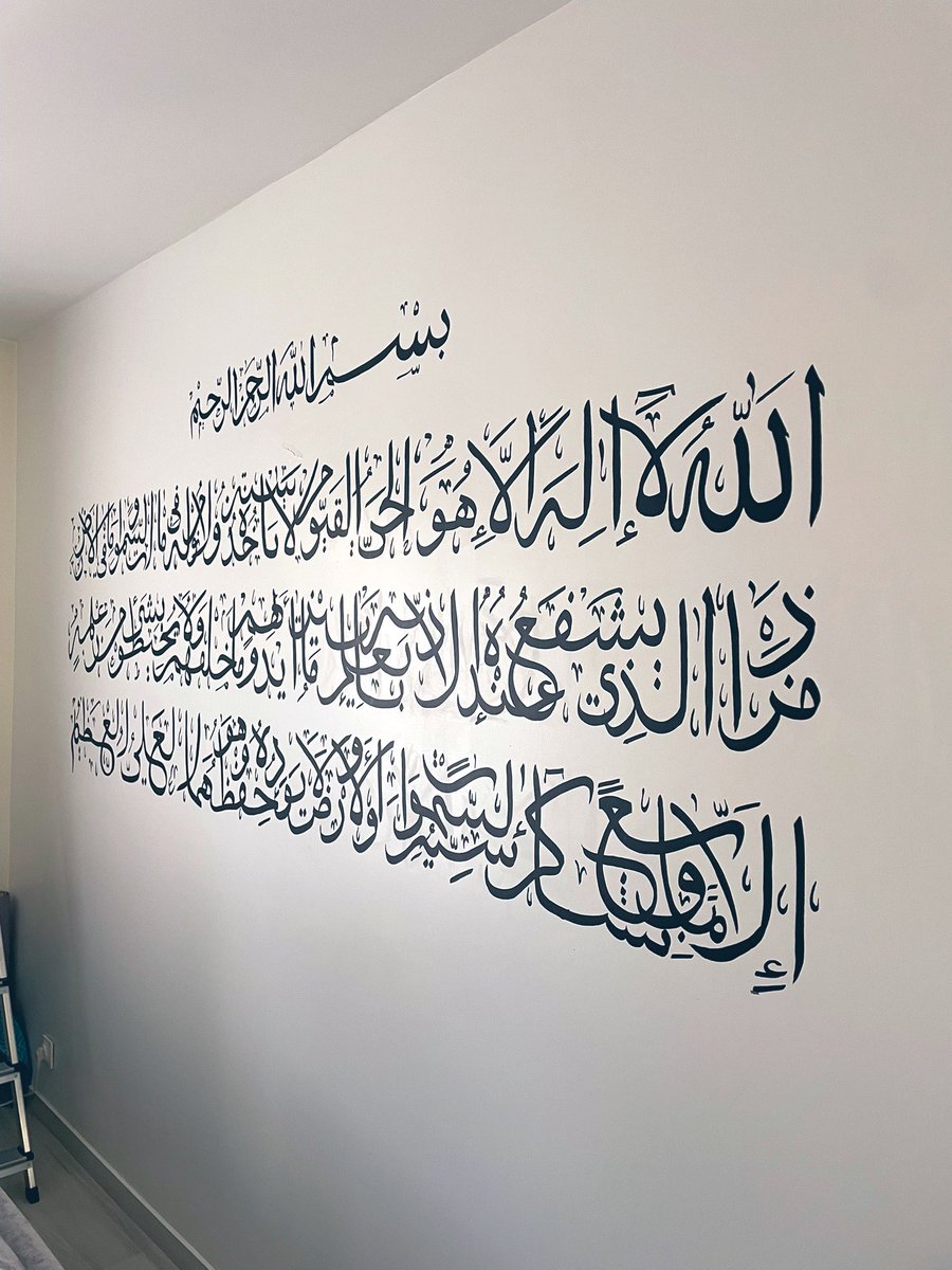 Qalamim_'s tweet photo. Chez Qalamim, la calligraphie ne vit pas seulement sur la toile : elle peut s’inscrire directement sur vos murs, pour une œuvre unique et durable. 🖌️🎨

N’hésitez pas à me suivre pour voir mon travail 🌿 https://t.co/Ybt6deMAI8