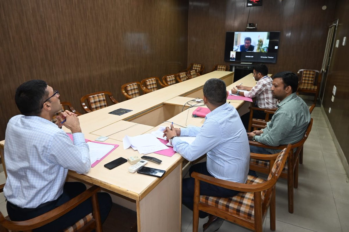प्रधान मंत्री विश्वकर्मा योजना के लंबित आवेदनों बारे समीक्षा बैठक आयोजित 
उपायुक्त चम्बा मुकेश रेपसवाल की अध्यक्षता