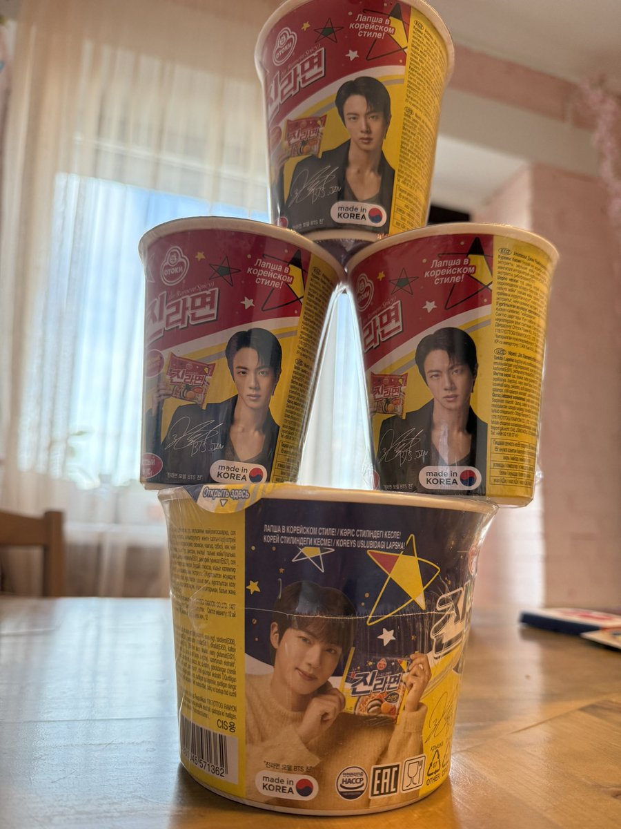 купила лапшу с Джином! ееееее)) много ли надо фанатке для радости)