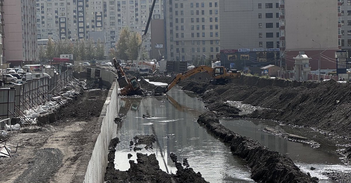 #Сэлбэ голын лаг шаврыг ухсан. Энэний хор уршигаар усыг тусгаарлаж урсгадаг байсан урсгал үгүй болж, ус хөрсөөр 2 талруугаа ихээр орж ирэх болдог..

Өнөөдөр Сэлбэ голын зүүн талруу бүр 84-р сургууль орчим бүхэлдээ усанд автаж, мөн баруун талд усанд автаж үзээгүй газрууд ус дүүрч.