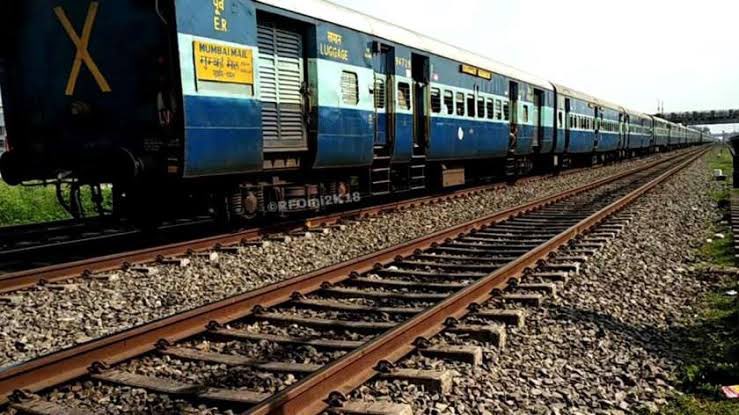 दिवाली और छठ पूजा के त्योहार के मौके पर यात्रियों की भारी संख्या के मद्देनजर भारतीय रेलवे 12,000 से ज्यादा स्पेशल ट्रेन चलाएगा

खैर वो अलग बात है कि भारत में कुल 13452 यात्री ट्रेन है ..

एक दिन में इतनी स्पेशल ट्रेन कैसे चलेगी , वाकई आप रेल मंत्री नही, रील मंत्री ही हो😐