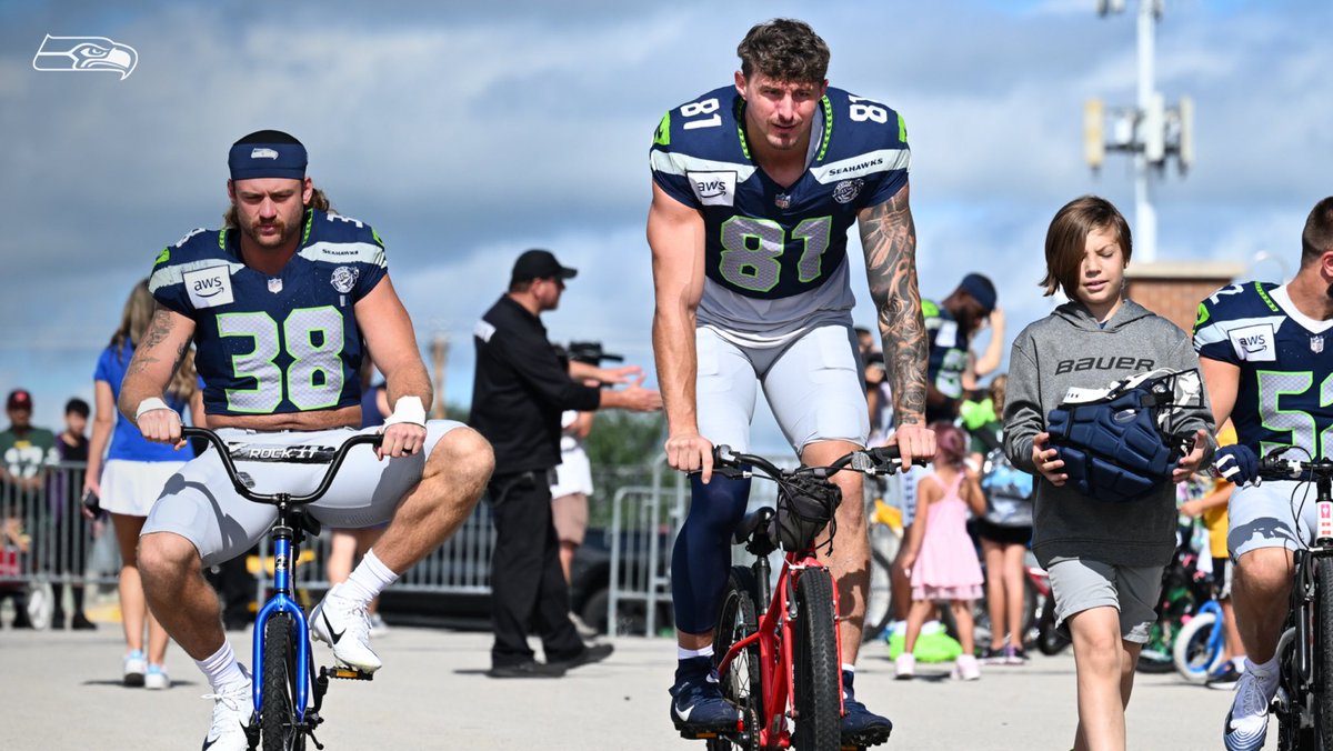Seahawks's tweet photo. Pullin’ up the right way. 😌 https://t.co/lb2NGMVGem
