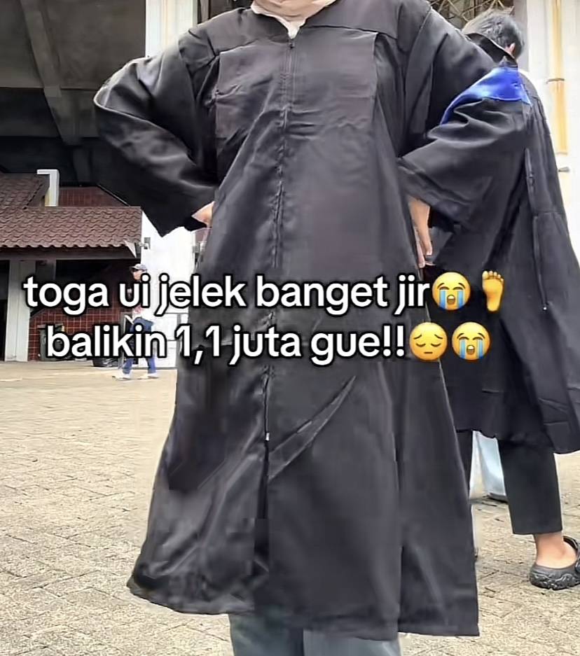 uibaseNG's tweet photo. Dapat gambar dr kk ni ditiktok (izin ya kak) sumpah sejelek ini kah toga ui! skrg kek kucel kumel dan ga tebal kek sebelumnya dah makin mahal, undangan digital, wisuda tribun semua diatu 😭 https://t.co/7K8i4spxuH