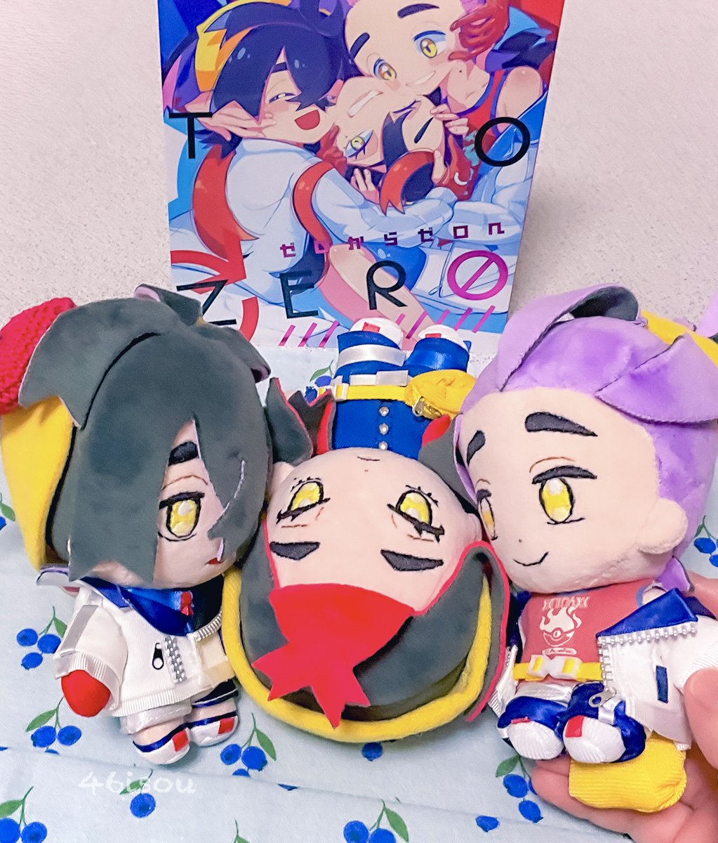 チャレの新刊届いたー！！スグカラーで箔押ししてもらった〜💜そして分厚いので自立する…！！(嬉しくて自作ぬいで表紙まねっこした🍎🍵🍏
