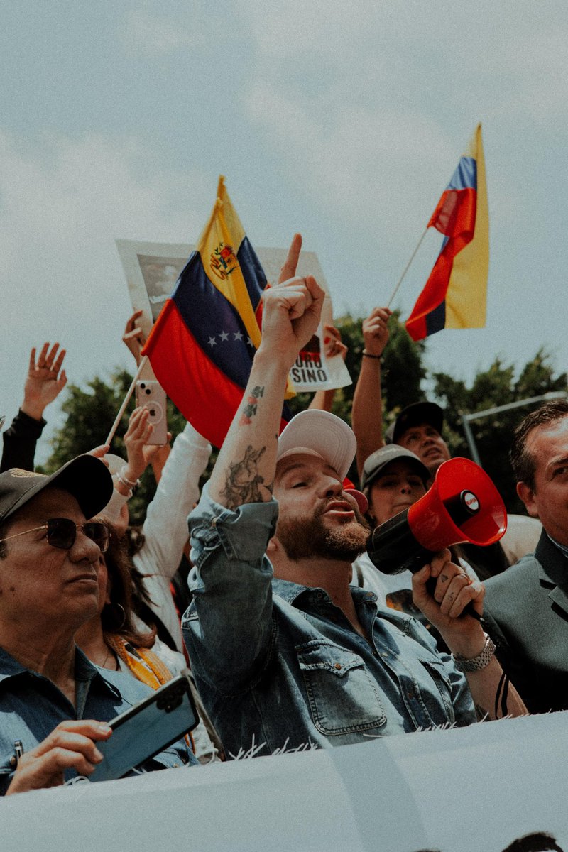 DanielHabif's tweet photo. Hoy, mañana, siempre y después del tiempo con VENEZUELA 🇻🇪 TE AMO! 

Por cierto, tengo que actualizar la recompensa de mi playera por los $50 millones por @NicolasMaduro https://t.co/8rDjtyAmWt