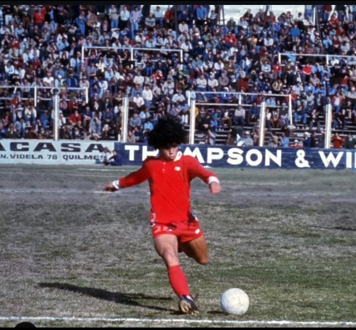 Un tal Diego armando en guido y sarmiento 21 de agosto de 1977 a sus 16 años