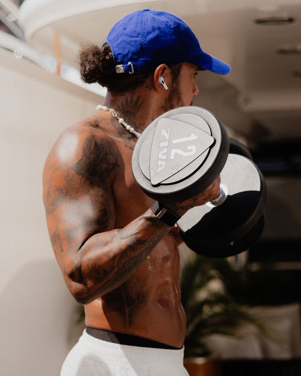 LH44NEWS's tweet photo. Focado! 💪🏽

Lewis Hamilton compartilhou algumas fotos treinando durante as suas férias. https://t.co/w8f2rAnFQa