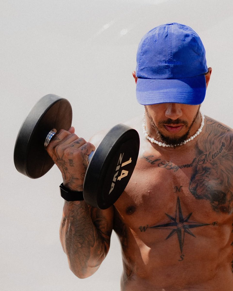 LH44NEWS's tweet photo. Focado! 💪🏽

Lewis Hamilton compartilhou algumas fotos treinando durante as suas férias. https://t.co/w8f2rAnFQa