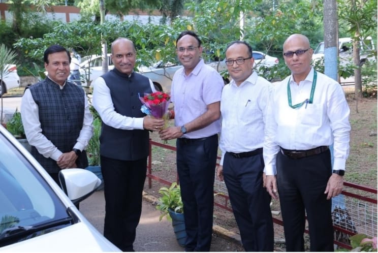 AVANI_PR's tweet photo. Shri Sanjeev Kumar, IAS, Secretary (DP), visited EFA, a Unit of AVNL at Avadi. During the visit, he was given a tour of the plant, which included the Flexible Manufacturing System and the Main Parts Shop. He reviewed the ongoing implementation of Quality 4.0 and Industry 4.0 initiatives across the facility. The visit concluded with a tree plantation drive, symbolizing a commitment to sustainability and environmental responsibility. The visit was led by Shri Sanjay Dwivedi, CMD, Shri Biswaranjan Pattanaik, Director, HR, Shri Satyabrata Mukherjee, Director, Operations, Shri Anurag Sharma, CGM, EFA, and senior officers. #AVNL @DefProdnIndia @Def_PRO_Chennai