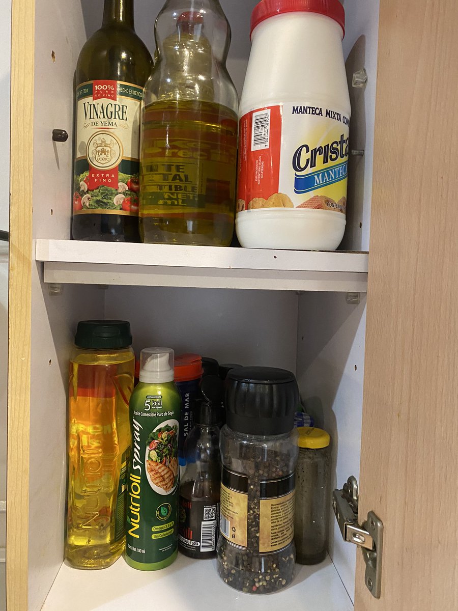 Oigan esto si sirve! lo vi recomendado por ahí y me dirigí a waldos a comprarlo, acabo de limpiar el gabinete de los aceites y solo puse el producto y removí con una servitoalla sin tallar y wow 😮 salió toda la grasa de una pasada