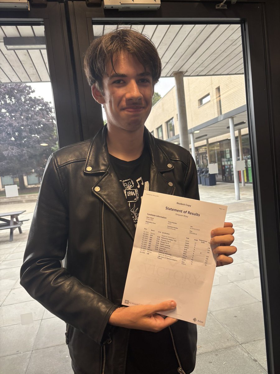 mummysim's tweet photo. Incredibly proud of Riley today for achieving all grade 8s and 9s in his GCSEs today. Thank you to @SwingatePrimary  and @TheVA_Chatham for helping him achieve his potential ❤️ Next step A-Levels! https://t.co/13f6OGQMQJ