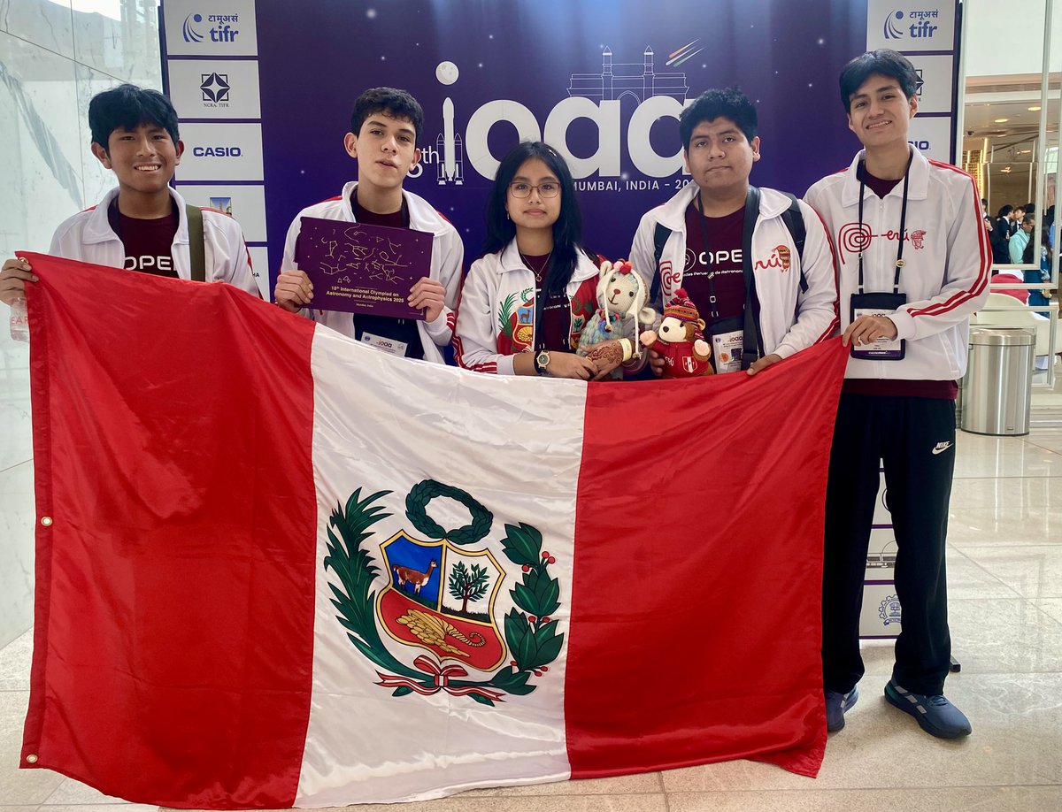 spaceUNMSM's tweet photo. 🇵🇪❤️ Perú logra exitosa Mención Honorífica 🏆en la XVIII Olimpiada Internacional de Astronomía y Astrofísica 2025 en Mumbai, India 🇮🇳.
🔭 El campeón Jordan Juscamaita, producto de las #AstroClases dictadas por #SPACE_UNMSM logró este triunfo para eñ Perú 🇵🇪❤️ 👏🏽👏🏽👏🏽 https://t.co/fyqzr8dlbd