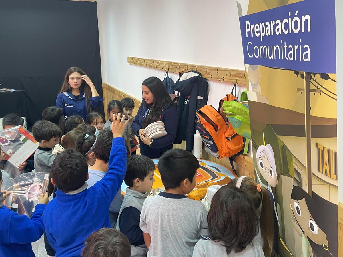sernageomincl's tweet photo. 🗻 En el primer semestre de 2025, nuestro observatorio #OVDAS acercó la volcanología a la comunidad con charlas, talleres y actividades educativas, llegando a cerca de 400 personas. Más conocimiento = mejor prevención. #Sernageomin #MonitoreoEnLínea https://t.co/cGSRIZRc0k