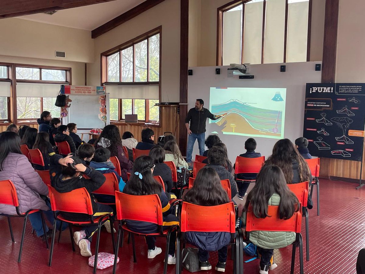sernageomincl's tweet photo. 🗻 En el primer semestre de 2025, nuestro observatorio #OVDAS acercó la volcanología a la comunidad con charlas, talleres y actividades educativas, llegando a cerca de 400 personas. Más conocimiento = mejor prevención. #Sernageomin #MonitoreoEnLínea https://t.co/cGSRIZRc0k