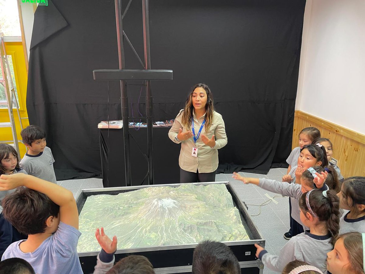 sernageomincl's tweet photo. 🗻 En el primer semestre de 2025, nuestro observatorio #OVDAS acercó la volcanología a la comunidad con charlas, talleres y actividades educativas, llegando a cerca de 400 personas. Más conocimiento = mejor prevención. #Sernageomin #MonitoreoEnLínea https://t.co/cGSRIZRc0k