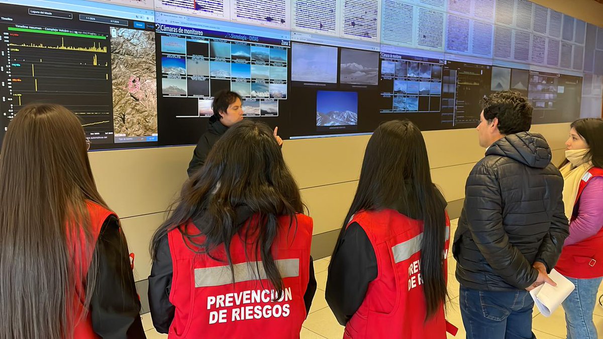 sernageomincl's tweet photo. 🗻 En el primer semestre de 2025, nuestro observatorio #OVDAS acercó la volcanología a la comunidad con charlas, talleres y actividades educativas, llegando a cerca de 400 personas. Más conocimiento = mejor prevención. #Sernageomin #MonitoreoEnLínea https://t.co/cGSRIZRc0k