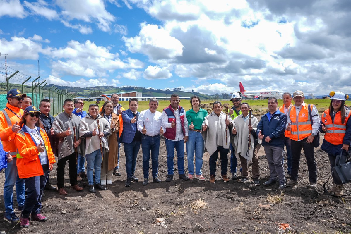 Luis Alfonso Escobar (@luisalfonsoesc) on Twitter photo Nos alegra recibir en #Nariño al Brigadier General (r) Henry Pinto Rodríguez, director de <a href="/AerocivilCol/">Aeronáutica Civil</a>, para dar inicio a una obra esperada por décadas.
Modernizar el <a href="/Aeroipiales/">Aeropuerto Ipiales San Luis</a> es mejorar la conectividad aérea y abrir una nueva etapa de competitividad para el sur de Nos alegra recibir en #Nariño al Brigadier General (r) Henry Pinto Rodríguez, director de <a href="/AerocivilCol/">Aeronáutica Civil</a>, para dar inicio a una obra esperada por décadas.
Modernizar el <a href="/Aeroipiales/">Aeropuerto Ipiales San Luis</a> es mejorar la conectividad aérea y abrir una nueva etapa de competitividad para el sur de