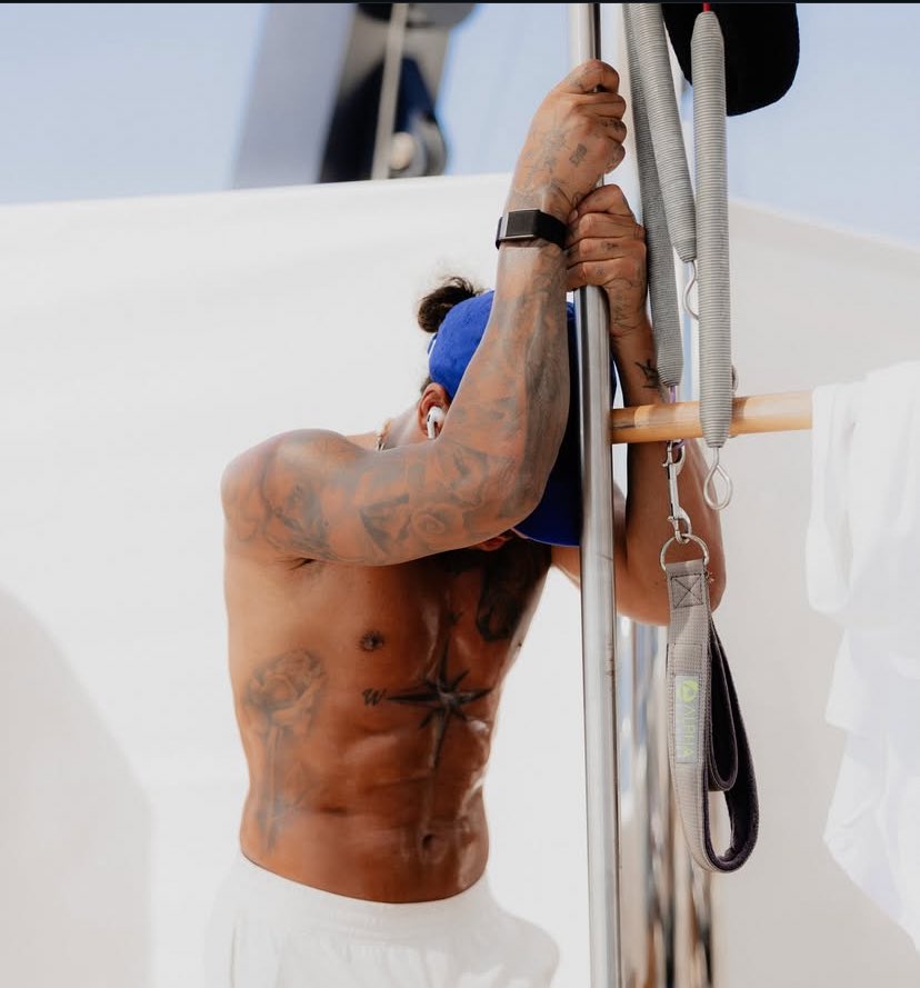 Lewis acabou de postar essa foto. FAÇAM SUAS APOSTAS!