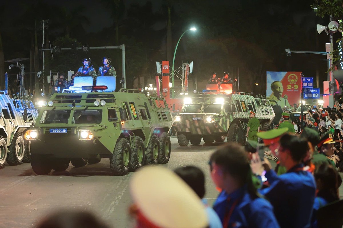 VietnamNewsVNS's tweet photo. [1/2] 🇻🇳 The 1st joint rehearsal for celebrations marking the 80th National Day (Sept.2) took place Aug.21 night at Ba Đình Square (Hà Nội). The participating forces then fanned out to the streets, in the enthusiastic welcome from a lively flag-waving crowd.
📸 VNA/VNS Photos https://t.co/7YwGa2S0BG