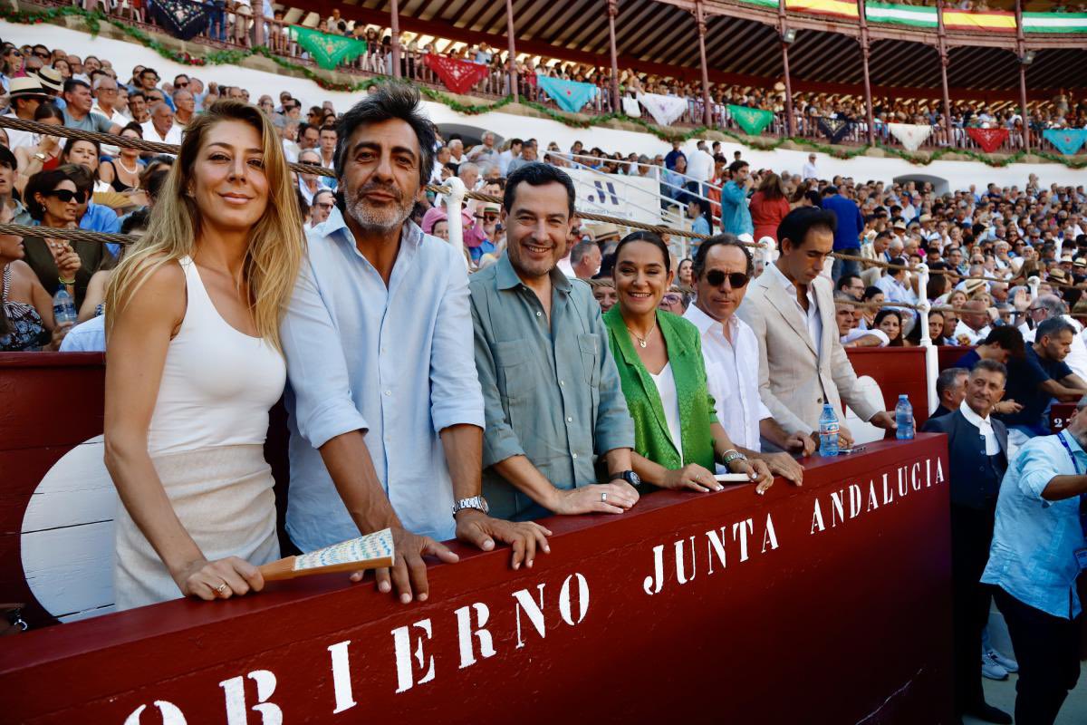 A ver, Juanma. 

Te explico. 

Entre no volver de unas sobrevaloradas vacaciones para hacerte fotos en los incendios y volver para hacerte fotos en los toros ignorando los incendios hay un término medio de dignidad y decoro.