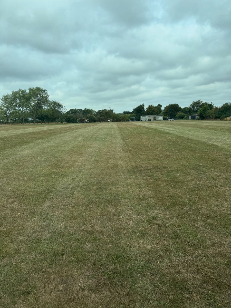 grasslad's tweet photo. It’s been a cutting  kind of day today, double cut and brush @FlitchunitedFC in preparation for marking early next week. 

Plenty of grass🌱 just need some wet stuff 🌧️🌧️

#grassrootsfootball #grassroots #groundsmanlife #thestruggles #staypositive https://t.co/tEYXbzN25s