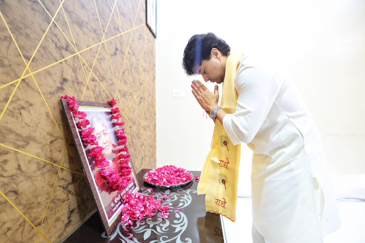 Office Of JM Scindia (@officejmscindia) on Twitter photo माननीय केंद्रीय मंत्री श्री <a href="/JM_Scindia/">Jyotiraditya M. Scindia</a> जी ने शिवपुरी के वार्ड 35 से पार्षद श्री मदन खटीक ‘मट्टू’ जी की पूज्य माताजी के निधन पर उनके निवास पहुँचकर श्रद्धांजलि अर्पित की। माननीय केंद्रीय मंत्री श्री <a href="/JM_Scindia/">Jyotiraditya M. Scindia</a> जी ने शिवपुरी के वार्ड 35 से पार्षद श्री मदन खटीक ‘मट्टू’ जी की पूज्य माताजी के निधन पर उनके निवास पहुँचकर श्रद्धांजलि अर्पित की।