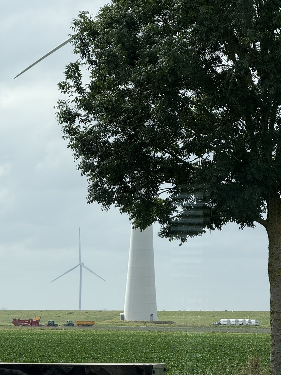 SmitDirk's tweet photo. 🚐🚐🚐🚐🚐
Al 4 dagen staan er 5 busjes bij deze windmolen. En dit beeld zie ik vaker, niet alleen deze week.

Ik wil graag groen denken 🌱, maar soms vraag ik me echt af: hoe groen ís zo’n windmolen nu eigenlijk? 🤔 #energietransitie #duurzaam https://t.co/wVQNzZuQF5