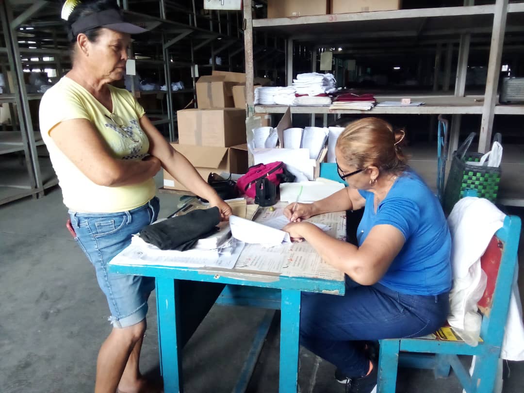 A pocos días de empezar el nuevo curso, la UEB Jiguaní de nuestra #UniversalGranma, no descansa en la clasificación y distribución del uniforme escolar.
#CubaEstáFirme
#ConLaFuerzaDeLaUnidad
<a href="/BorgesOlivero/">Carlos Borges Oliveros</a> <a href="/MayraArevich/">Mayra Arevich Marín 🇨🇺</a> <a href="/BetsyDazVelzqu2/">Betsy Díaz Velázquez</a> <a href="/OsdeGi_Mincin/">OsdeGi-Mincin</a> <a href="/IndustrialOsde/">OSDE Industrial</a>