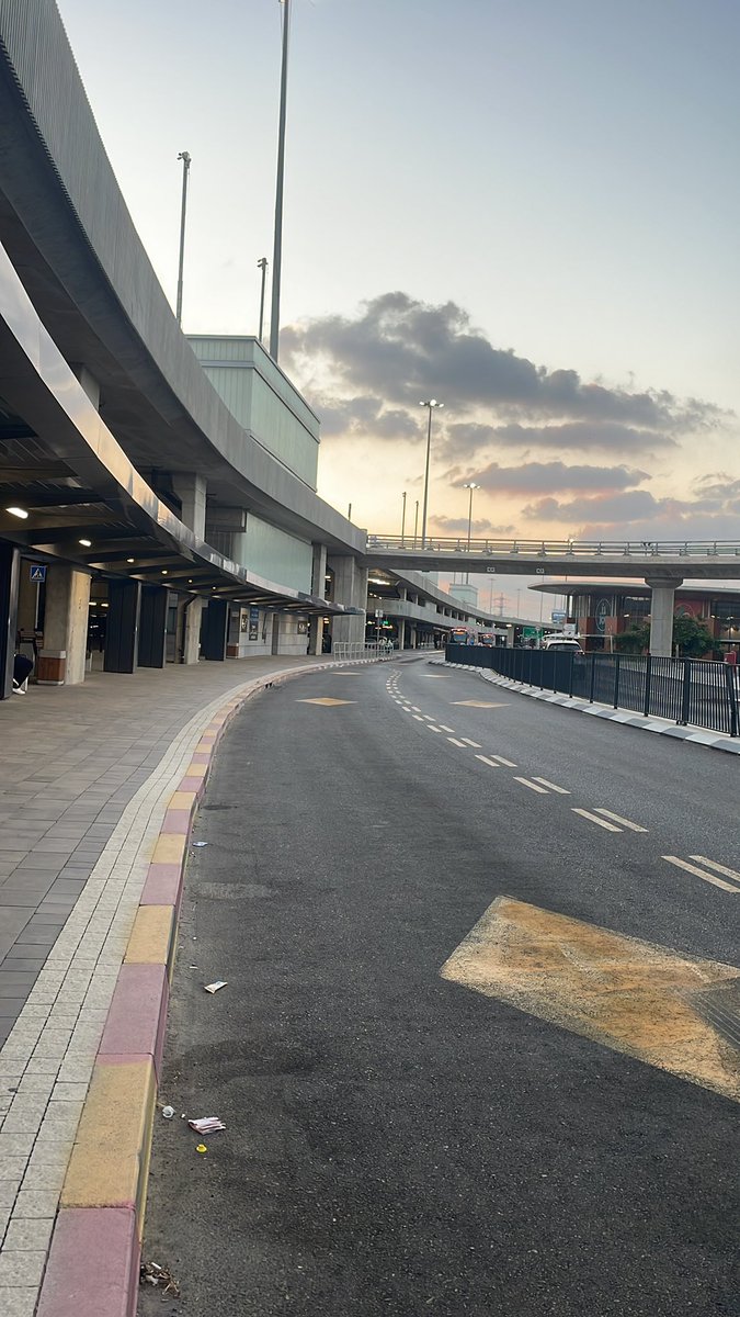 אז אין רכבת לירושלים ויש לי מחר בבוקר מבחן אז יצאתי הערב מתל אביב לישון אצל אחותי כדי להספיק.
כמובן שכל האופציות חרא, אז לקחתי שאטל של הנתיב המהיר לפני שעה וחצי והגעתי לכאן.
בנתיים אנחנו מחכים בערך שעה כי אוטובוס אחד פשוט לא הגיע והבא עוד חצי שעה (אולי) 
או לחכות למשיח או לקחת