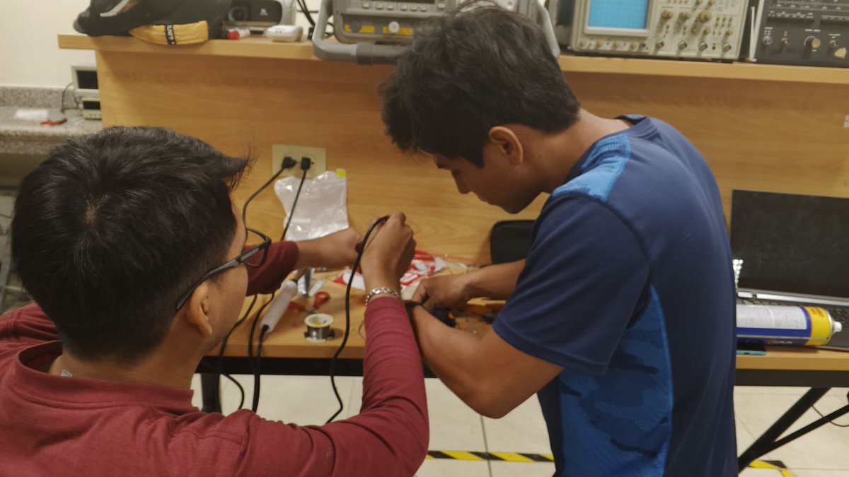 gicomresearch's tweet photo. Estudiantes de la Carrera de Ingeniería en Telecomunicaciones de @espol  en coordinación por el grupo estudiantil CERIT, alistando sus drones para el evento #Teledron. https://t.co/R39rR3X6mN
