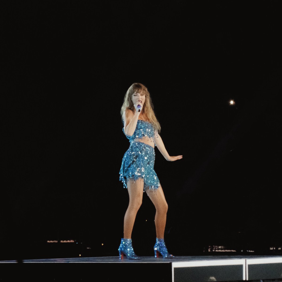 inthemotelbar13's tweet image. this blue glitter is looking reeaally familiar to this swiftie who attended #LATSTheErasTour on 8/9 🤭🩵✨ #TSTheLifeOfAShowgirl  @taylornation13