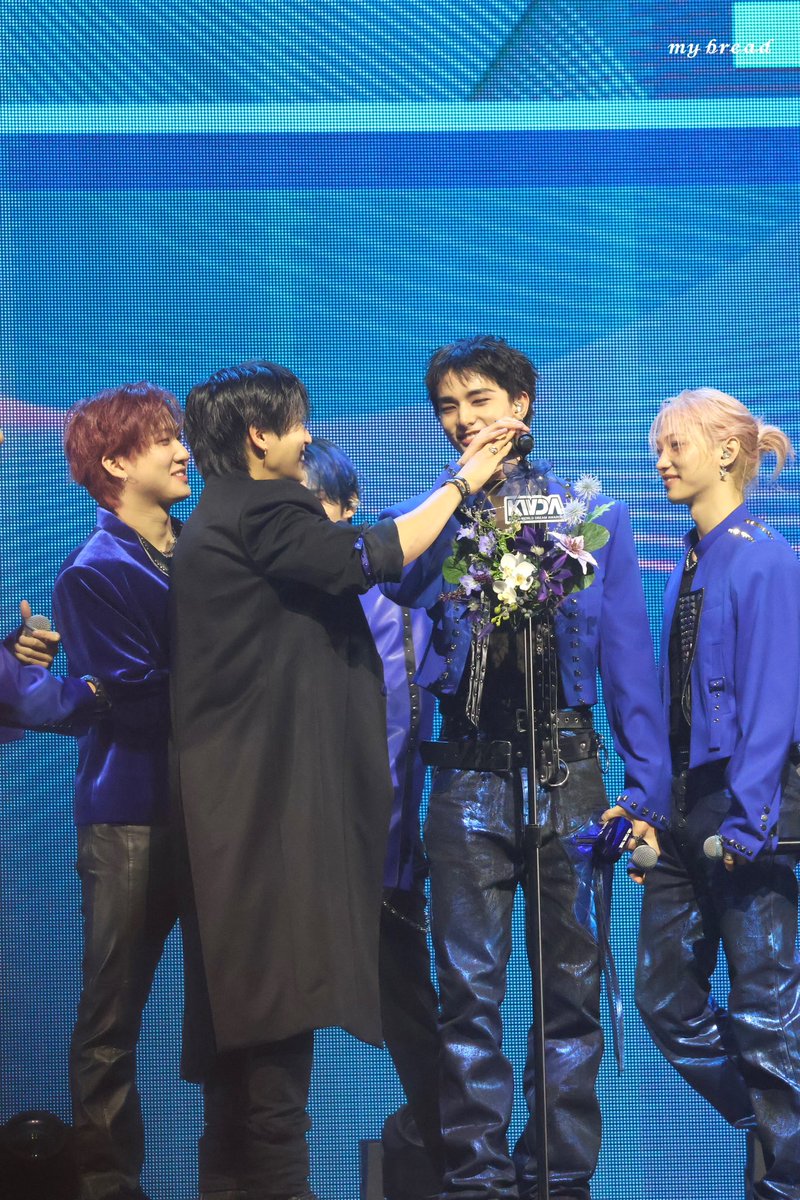 250821 KWDA 케이드림어워즈

귀여웠어ㅎㅎㅎㅎ 괜찮아 스키즈는 2미터야…

#Straykids #스트레이키즈   
#Hyunjin #현진 #ヒョンジン
#HAN #한 #한지성 #ハン