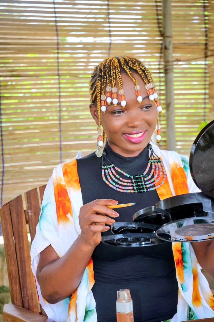 Dans ma peau d'entrepreneurs, chaque matin j'ai besoin de me sentir belle et confiante avant de sortir, ça me permet d'être ouverte et joviale avec mes clients. Et vous, quelle est votre routine pour briller dans vos business ?