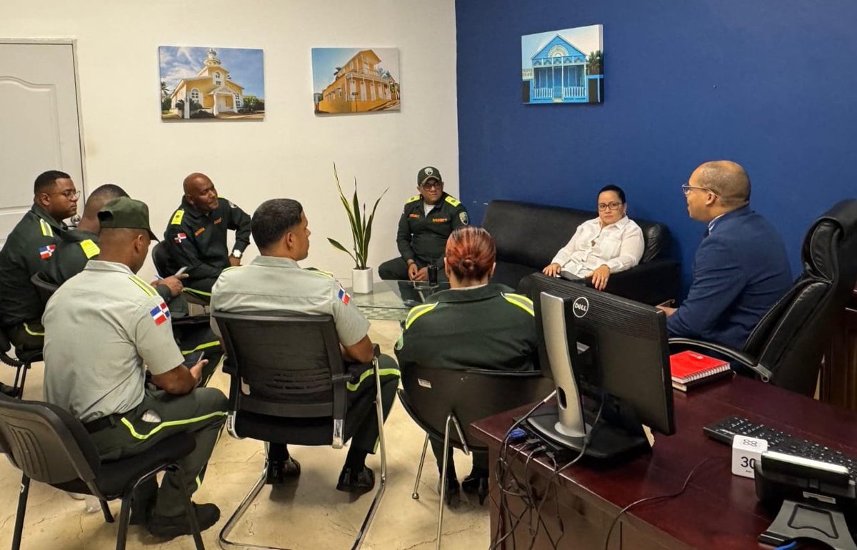 El Mag. <a href="/kelmiduncan/">Kelmi Duncan</a> se reunió con el Cor. Encarnación Mesa, Director de Procedimientos de Accidentes de Tránsito #DIGESSETT, con la participación de la fiscal de tránsito <a href="/Massielpq/">Massiel Peña Quiroz</a>, para abordar temas relacionados a seguridad vial y prevención de accidentes en nuestra ciudad.