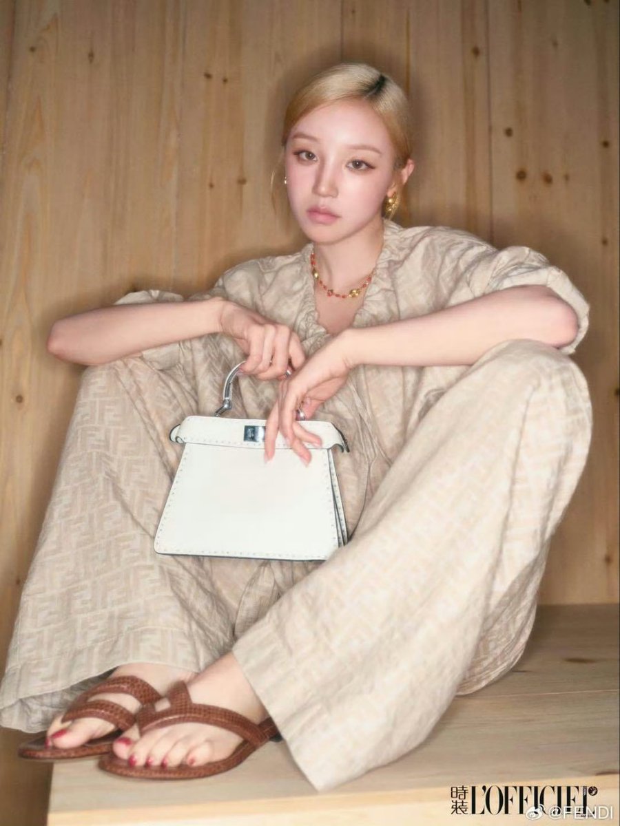 LoveYuqi990923's tweet photo. 250403 #Fendi ✨
#FendiAmbassador Song Yuqi graces the cover of L'OFFICIEL, styled in the Summer 2025 collection and iconic Peekaboo bag. Pure tones accentuate clean silhouettes, framing a moment of effortless allure.
🎵https://t.co/hg4wNDiJdh
#FendiSummer #FendiPeekaboo
#우기 #YUQI #ウギ #宋雨琦