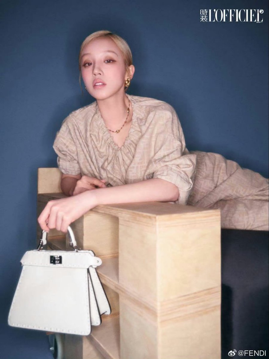 LoveYuqi990923's tweet photo. 250403 #Fendi ✨
#FendiAmbassador Song Yuqi graces the cover of L'OFFICIEL, styled in the Summer 2025 collection and iconic Peekaboo bag. Pure tones accentuate clean silhouettes, framing a moment of effortless allure.
🎵https://t.co/hg4wNDiJdh
#FendiSummer #FendiPeekaboo
#우기 #YUQI #ウギ #宋雨琦