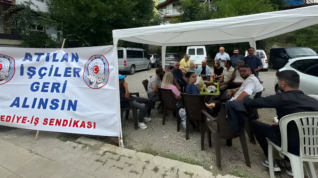 haberdedektif's tweet photo. 📌 Şavşat Belediyesi'nin AK Parti’ye geçmesinin ardından işten çıkarılan ve işe iade davalarını kazanan 30 işçi, işe başlatılmamaları üzerine eylem çadırı kurdu. https://t.co/wZ90ADjxXK