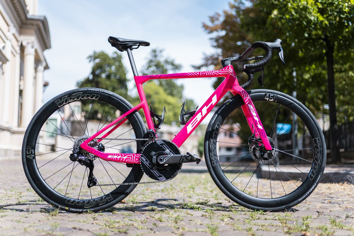 BurgosBH's tweet photo. #LaVuelta25 🇪🇸

Creo que no vamos a pasar desapercibidos con esta bicicleta 🤩

🩷 @BH_Bikes https://t.co/sOg5yhiRIW