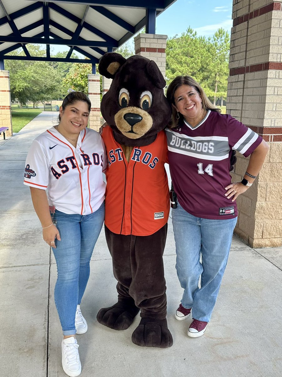BBESPTO's tweet photo. Buddy loved celebrating with everyone this morning💙 Bears LEAD the way in education❣️ #buddythebear #bearsLEADtheway #Arating https://t.co/qxWPrdNEpv
