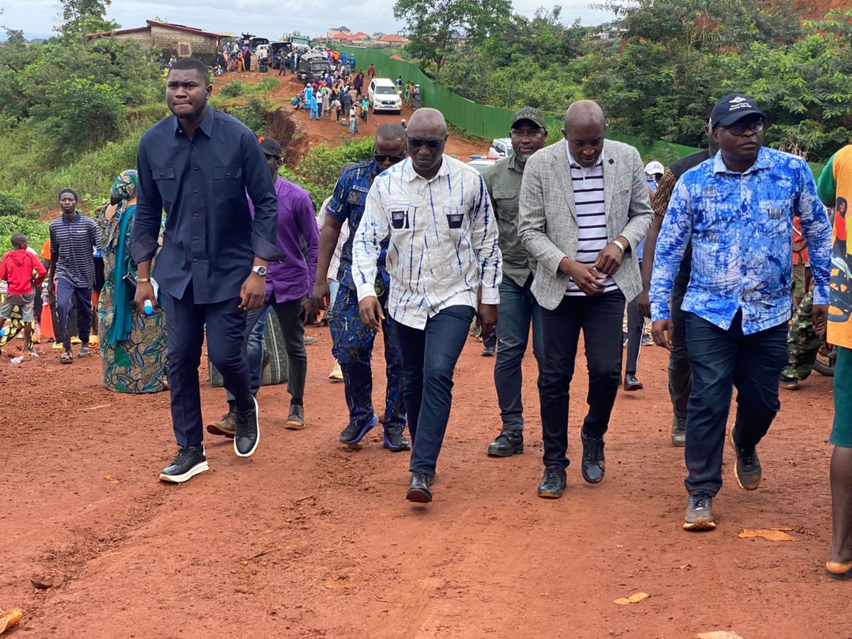 #Drame à #Manéah , le Ministre des Infrastructures et des Travaux Publics, Laye Sékou Camara, s’est rendu sur les lieux de l’éboulement. Le Département exprime sa compassion aux familles endeuillées, souhaite rétablissement aux blessés et salue l’élan de solidarité.