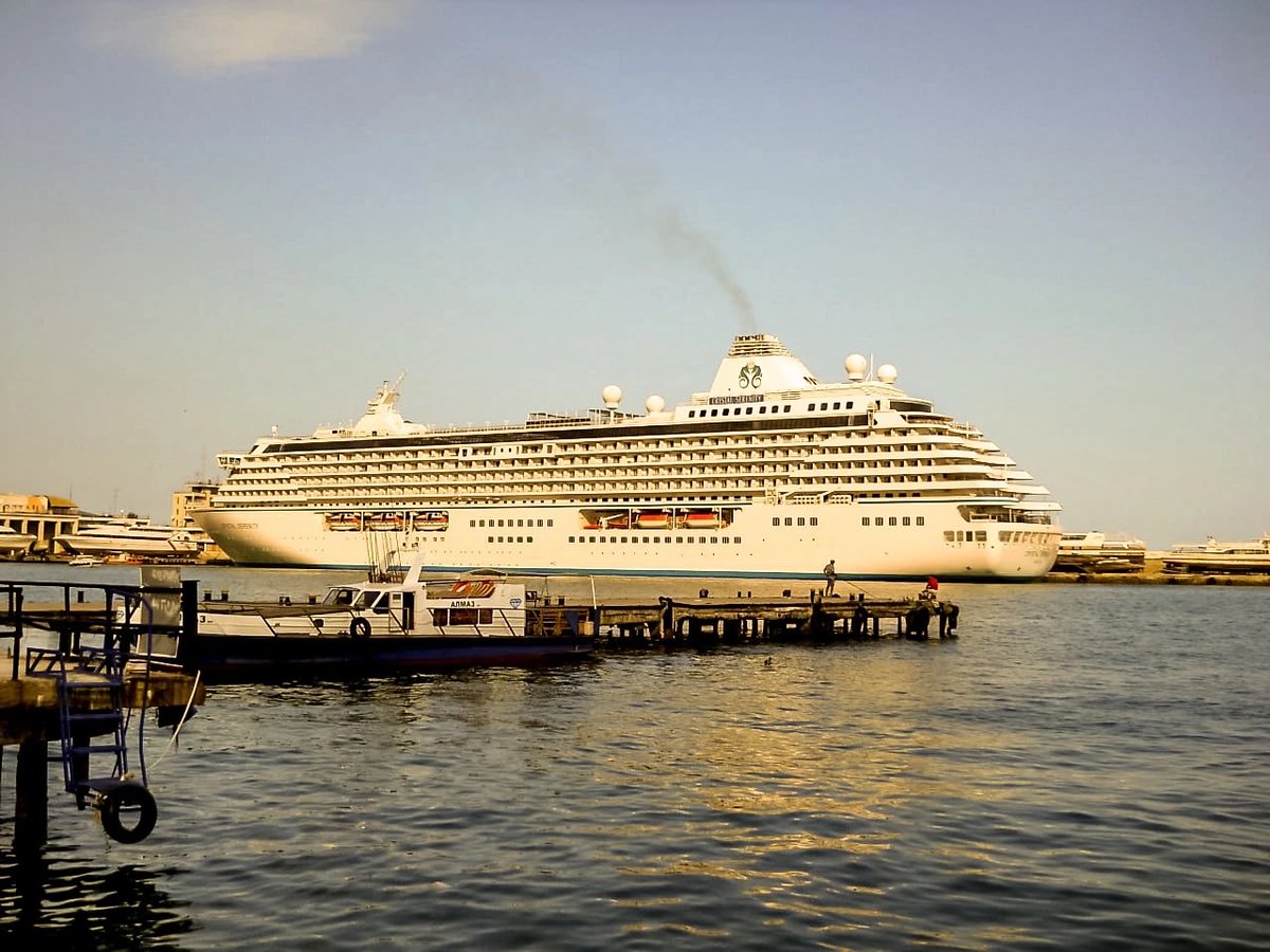 Ялта. Морпорт. 13 сентября 2012 год. 
Шикарнейший лайнер Crystal Serenity. 
Длина-250 м. 1100 пассажиров

На 2025 г. принято решение из порта сделать казино. 
При «бандерах» работали инженеры,судоводители,лоцманы и др специалисты 
Сейчас делают место для работы шлюх и пидарасов.