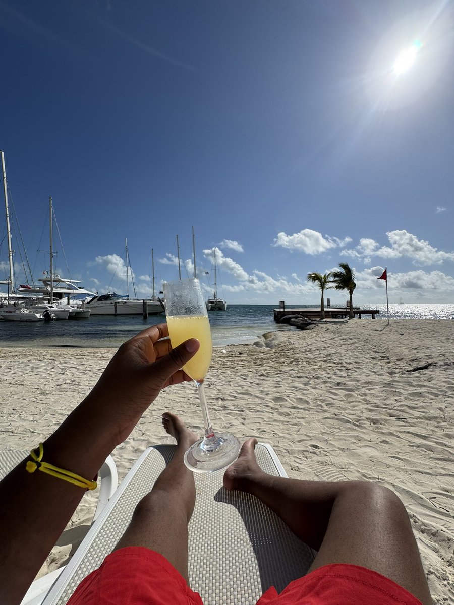 YoungLito's tweet image. Thankful for the lessons, humbled by the blessings, and ready to turn this next chapter into my best one yet. #HappyBirthdaytoMe ♌️🥂🎉 #821 #TheBiggestLeo